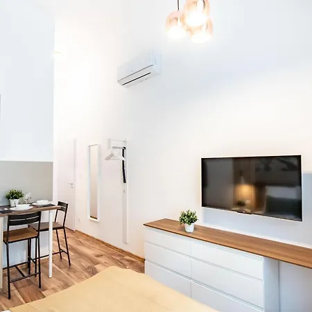 Colorful Location Ac Apartament